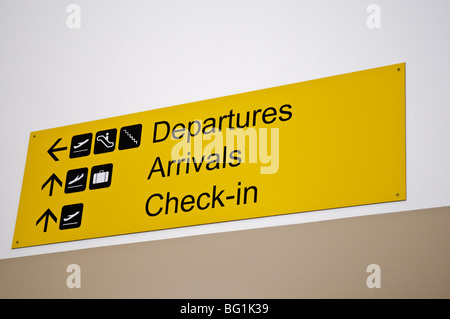 Melden Sie sich an einem Flughafen mit Wegbeschreibungen zu Abflug, Ankunft und Check-in Stockfoto