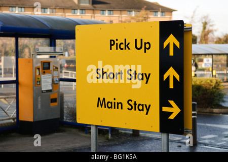 Melden Sie dem Pick up Bereich, Kurzaufenthalt und wichtigsten Aufenthalt Parkhäuser am Belfast International Airport Stockfoto