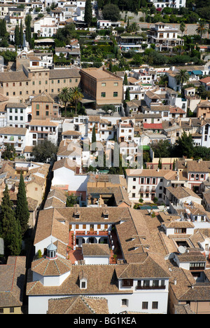 Blick auf die Gebäude des Quartiers Albaicín von der Alhambra, Granada, Andalusien, Spanien Stockfoto