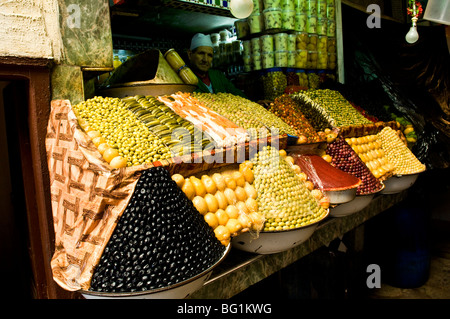 Leckere marokkanische Oliven verkauft in jedem Markt / Basar in Marokko. Stockfoto