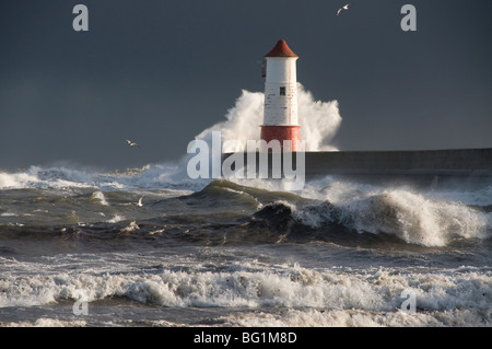 Leuchtturm in stürmischer See Stockfoto