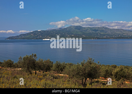 Meerenge von Korfu gesehen von der Küstenstraße zwischen Butrint und Saranda, Albanien Stockfoto