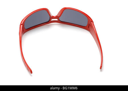 Roten stilvolle Sonnenbrille isoliert auf weißem Hintergrund Stockfoto