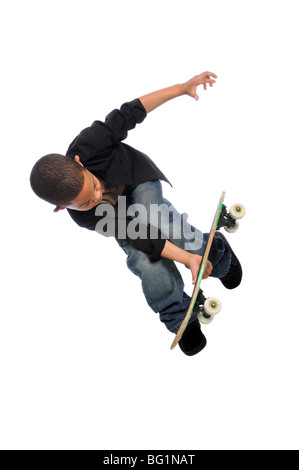 Junge Skater springen über weißen Hintergrund isoliert Stockfoto