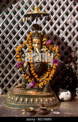 Diese Messing-Ganesh-Statue ist ein Hindu bietet Altar in einem Hotel in Kathmandu, Nepal. Stockfoto