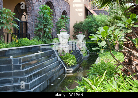 Sommerpark und die Gärten des großen Hauses. Stockfoto