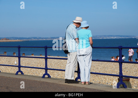 Älteres Paar am Boulevard Eastbourne, England-Großbritannien Stockfoto
