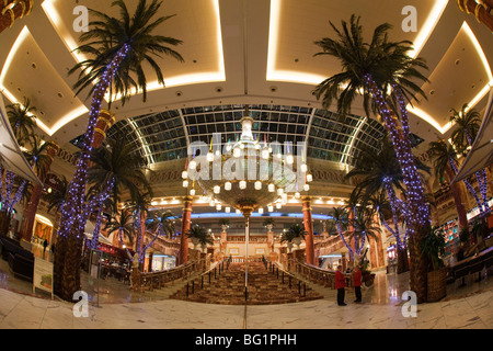 Großbritannien, England, Manchester Trafford Centre shopping mall, Orient Burgsaal dekoriert für Weihnachten Weitwinkel Stockfoto