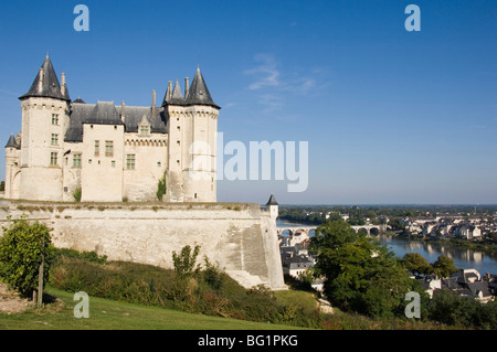 Das Chateau de Saumur mit Blick auf den Fluss Loire und die Stadt, Maine-et-Loire, Pays De La Loire, Frankreich, Europa Stockfoto