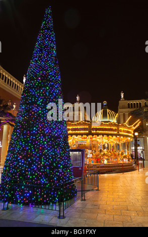 Großbritannien, England, Manchester, Trafford Centre Shopping Mall, Barton Square, traditionelle Karussell und Weihnachtsbaum Stockfoto