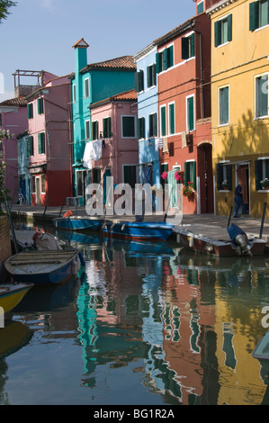 Pastell farbigen Häuser spiegelt sich in einem Kanal Burano, venezianische Lagune, Venedig, Veneto, Italien, Europa Stockfoto