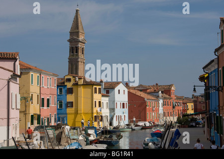 Einen Kanal mit Pastellfarben bemalten Häuser und den schiefen Turm von San Martino, Lagune, Venedig, Veneto, Italien Stockfoto