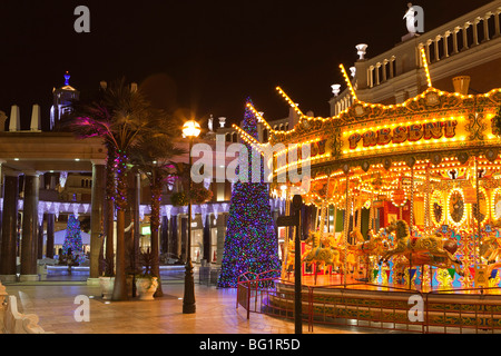 Großbritannien, England, Manchester, Trafford Centre Shopping Mall, Barton Square, traditionelle Karussell und Weihnachtsbaum Stockfoto