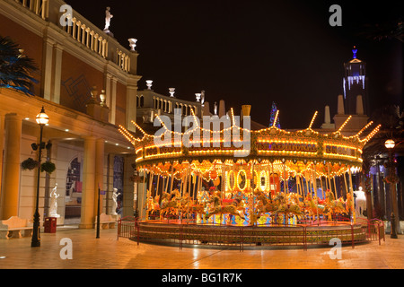 Großbritannien, England, Manchester Trafford Centre shopping Mall, Barton Square, traditionelle Karussell Stockfoto