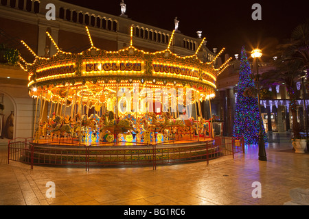 Großbritannien, England, Manchester Trafford Centre shopping Mall, Barton Square, traditionelle Karussell Stockfoto