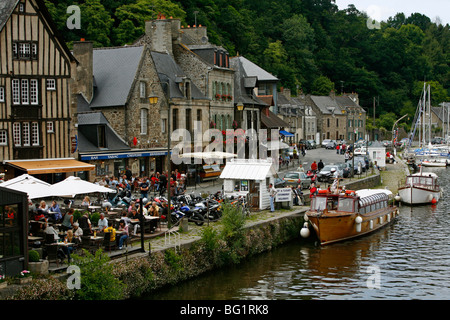 Blick über La Rance-Fluss und den Hafen von Dinan, Bretagne, Frankreich Stockfoto