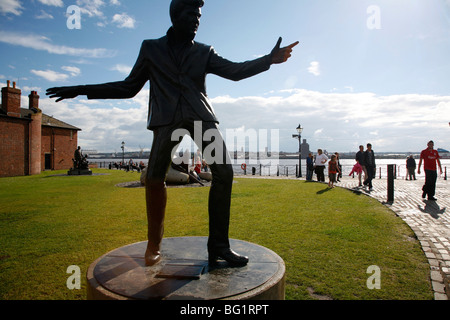 Die Statue von Billy Fury von Albert Dock und Mersey River, Liverpool, Merseyside, England, Vereinigtes Königreich, Europa Stockfoto