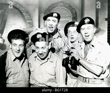 ICH NUR ARSKED! 1958-Columbia-Film. Alfie Bass von links, Bernard Bresslaw hinter ihm neben Charles Hawtrey in Gläsern Stockfoto