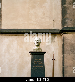 Welt zu reisen. Antonin Precechtel in Vysehrad Friedhof im alten Prag in der Tschechischen Republik in Osteuropa. Kultur-Geschichte-Fernweh Stockfoto