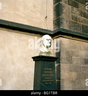 Welt zu reisen. Antonin Precechtel in Vysehrad Friedhof im alten Prag in der Tschechischen Republik in Osteuropa. Kultur-Geschichte-Fernweh Stockfoto