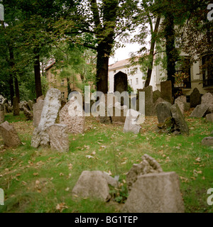 Welt zu reisen. Alte jüdische Friedhof in Josefov im alten Prag in der Tschechischen Republik in Osteuropa. Kultur-Geschichte-Traveller-Fernweh Stockfoto