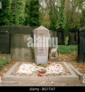 Welt zu reisen. Franz Kafka Grab im neuen jüdischen Friedhof in der alten Stadt Prag in der Tschechischen Republik in Osteuropa. Kultur-Geschichte-Fernweh Stockfoto