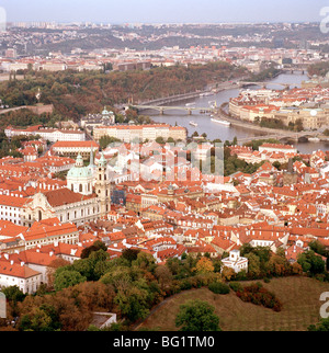 Welt zu reisen. Blick über Mala Strana Kleinseite in der alten Stadt Prag in der Tschechischen Republik in Osteuropa. Kulturgeschichte Stockfoto