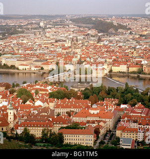 Welt zu reisen. Blick über Mala Strana Kleinseite in der alten Stadt Prag in der Tschechischen Republik in Osteuropa. Kulturgeschichte Stockfoto