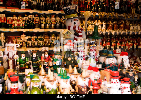 Weihnachtsdekorationen sind beim traditionellen Adventmarkt (Christkindlmarkt) in Salzburg, Österreich verkauft. Stockfoto