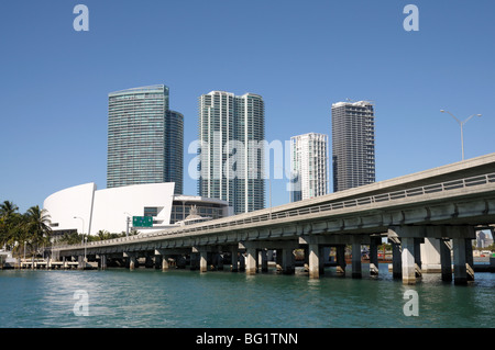 Die Innenstadt von Miami mit der Biscayne Bridge im Vordergrund, Florida USA Stockfoto