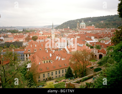 Welt zu reisen. Blick über Mala Strana Kleinseite in der alten Stadt Prag in der Tschechischen Republik in Osteuropa. Kulturgeschichte Stockfoto