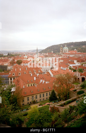 Welt zu reisen. Blick über Mala Strana Kleinseite in der alten Stadt Prag in der Tschechischen Republik in Osteuropa. Kulturgeschichte Stockfoto