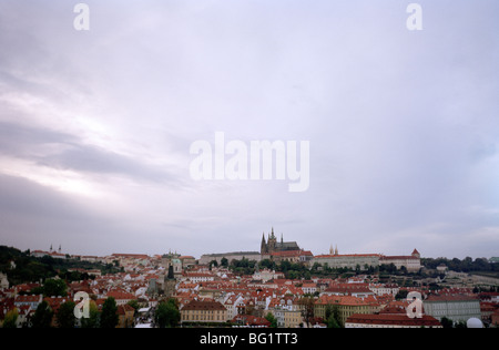 Welt zu reisen. Blick über Mala Strana Kleinseite, St.-Veits-Dom in der alten Stadt Prag in der Tschechischen Republik in Europa. Stockfoto