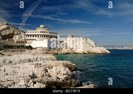 Bootshaped Pilotage Station, Maison des Pilotes, Baujahr c1950, in Form eines Schiffes oder Bootes auf Ratonneau Island, Frioul, Marseille Bay, Provence Frankreich Stockfoto