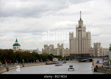 Stalin-Ära Gebäude am Kotelnicheskaya Damm, eine der sieben Schwestern sind sieben stalinistischen Wolkenkratzer, Moskau, Russland Stockfoto