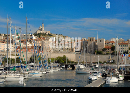 Panorama, Skyline und Stadtbild, Kirche Notre Dame de la Garde, Alter Hafen oder Vieux Port, Hafen, Marseille oder Marseille, Provence, Frankreich Stockfoto