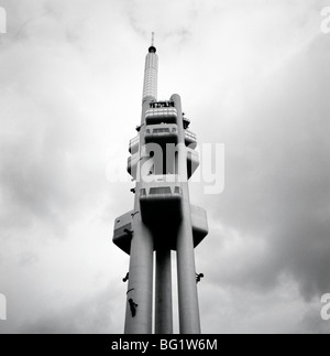 Welt zu reisen. Zizkov TV Tower David Cerny Turm Babys Kunst in der alten Stadt Prag in der Tschechischen Republik in Osteuropa. Kulturgeschichte Stockfoto