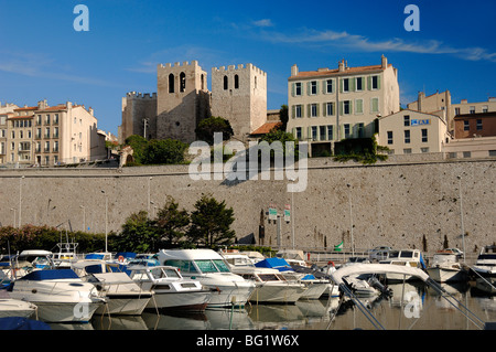 Befestigte Basilika Saint-Victor, Abtei Saint-Victor oder Saint-Victor-Kirche (1040), Jachthafen, Alter Hafen, Marseille, Provence, Frankreich Stockfoto