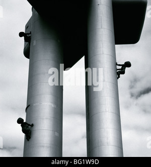 Welt zu reisen. David Cerny Kunstinstallation Turm Babys auf der Zizkov TV Tower in Zizkov In Prag in der Tschechischen Republik in Osteuropa. Kultur Stockfoto