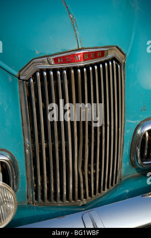 Kühlergrill und Abzeichen von einem britischen 1950er Jahre Humber Hawk Limousine Stockfoto
