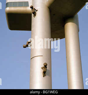 Welt zu reisen. David Cerny Turm Babys Konzeptkunst Installation auf Zizkov TV Tower in Zizkov in Prag in der Tschechischen Republik in Osteuropa. Stockfoto