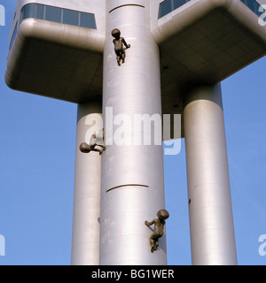 Welt zu reisen. David Cerny Turm Babys Konzeptkunst Installation auf Zizkov TV Tower in Zizkov in Prag in der Tschechischen Republik in Osteuropa. Stockfoto