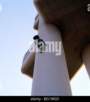 Welt zu reisen. David Cerny Turm Babys Konzeptkunst Installation auf Zizkov TV Tower in Zizkov in Prag in der Tschechischen Republik in Osteuropa. Stockfoto