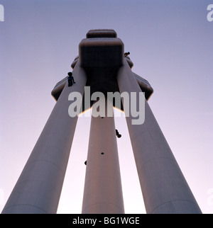 Welt zu reisen. David Cerny Turm Babys Konzeptkunst Installation auf Zizkov TV Tower in Zizkov in Prag in der Tschechischen Republik in Osteuropa. Stockfoto