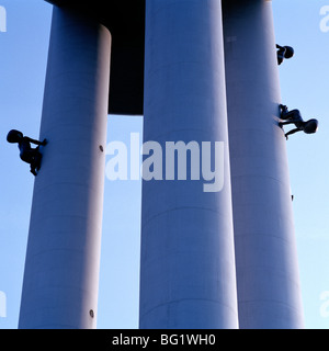 Welt zu reisen. David Cerny Turm Babys Konzeptkunst Installation auf Zizkov TV Tower in Zizkov in Prag in der Tschechischen Republik in Osteuropa. Stockfoto