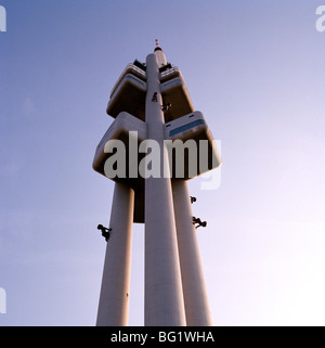 Welt zu reisen. David Cerny Turm Babys Konzeptkunst Installation auf Zizkov TV Tower in Zizkov in Prag in der Tschechischen Republik in Osteuropa. Stockfoto