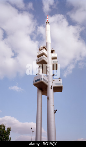 Welt zu reisen. Der Fernsehturm Zizkov und David Caerny Babys in Prag in der Tschechischen Republik in Osteuropa. Kulturgeschichte Stockfoto