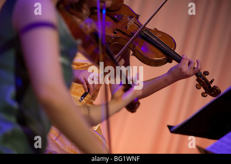 Zwei Frauen spielen Geigen bei Musik-event Stockfoto