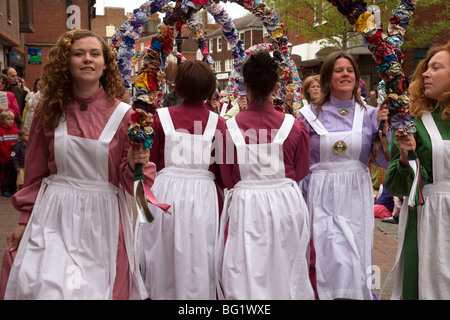 Die Knoten des Mai-Clog und Garland Tänzerinnen, in Lewes, Sussex, im Rahmen der Maifeiertag feiern Stockfoto