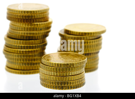 50 Euro-Cent-Münzen auf einer glänzend weißen Spiegelfläche gestapelt Stockfoto